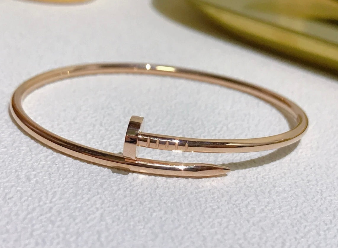 צמיד אלגנטי מסמר בגוון זהב ורוד עם נגיעה של יוקרה