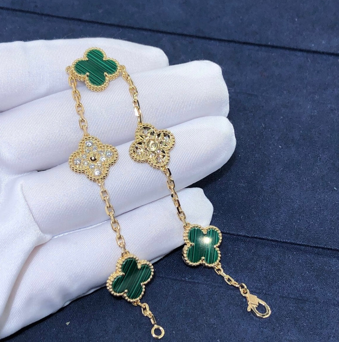 צמיד עם תליוני תלתן ירוק ותלתן משובץ זירקונים בציפוי זהב צהוב 18 קראט - Jewelluxe