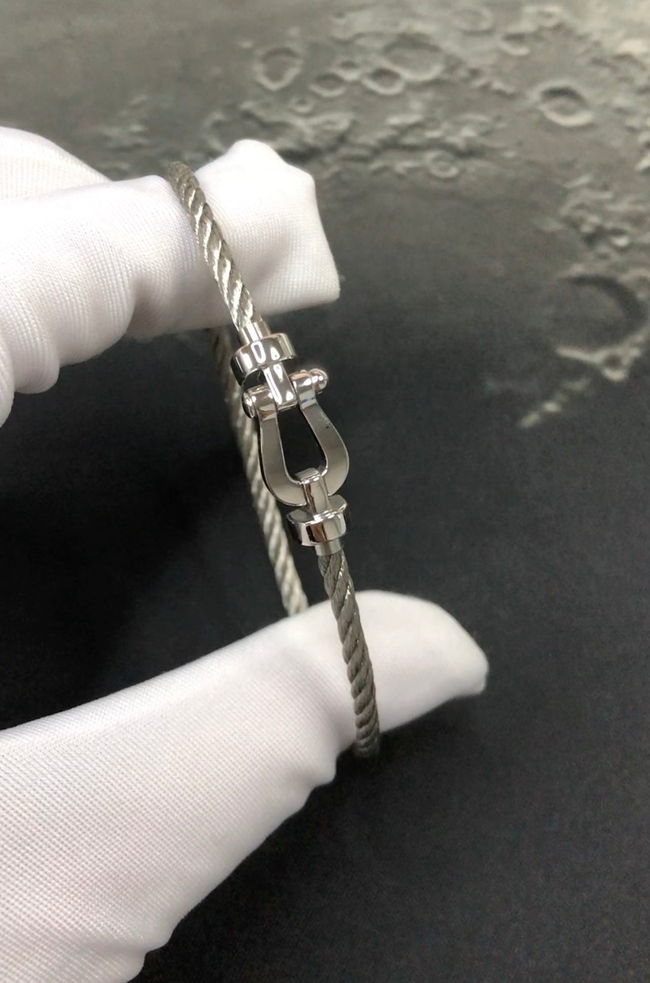 צמיד יוקרתי עם רצועת מתכת בגוון כסף אבזם בגוון כסף מבריק