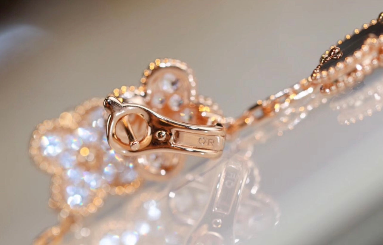 עגילי תלייה עם שני תלתנים צבע ורוד – זוהר ואלגנטיות בכל הופעה