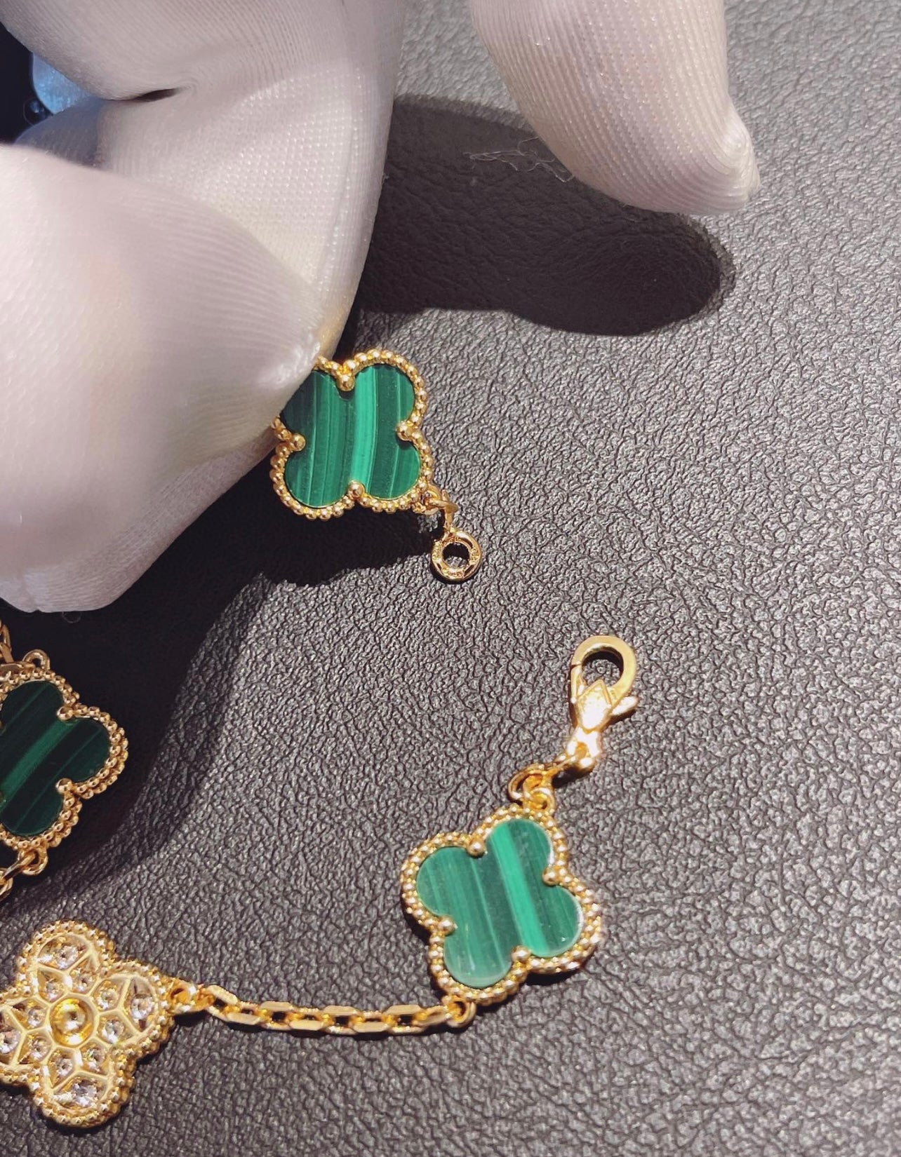 צמיד תלתן בגוון זהב עם 5 תלתנים בגוון ירוק ומשובץ זירקונים נוצצים