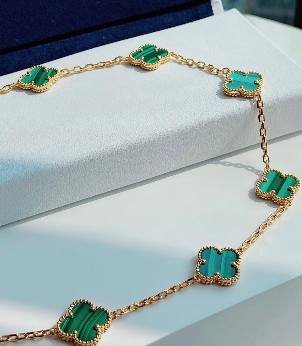 שרשרת 10 תלתנים בגוון זהב עם תליון תלתן בגוון ירוק