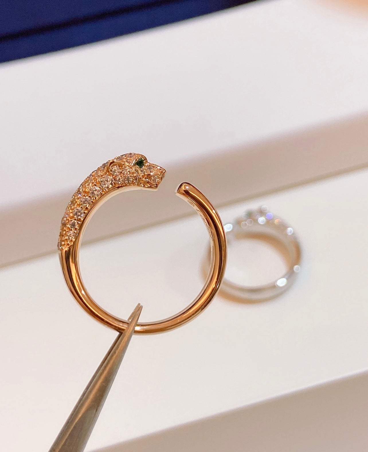 טבעת אלגנטית פנתר בגוון זהב ורוד משובצת זירקונים נוצצים