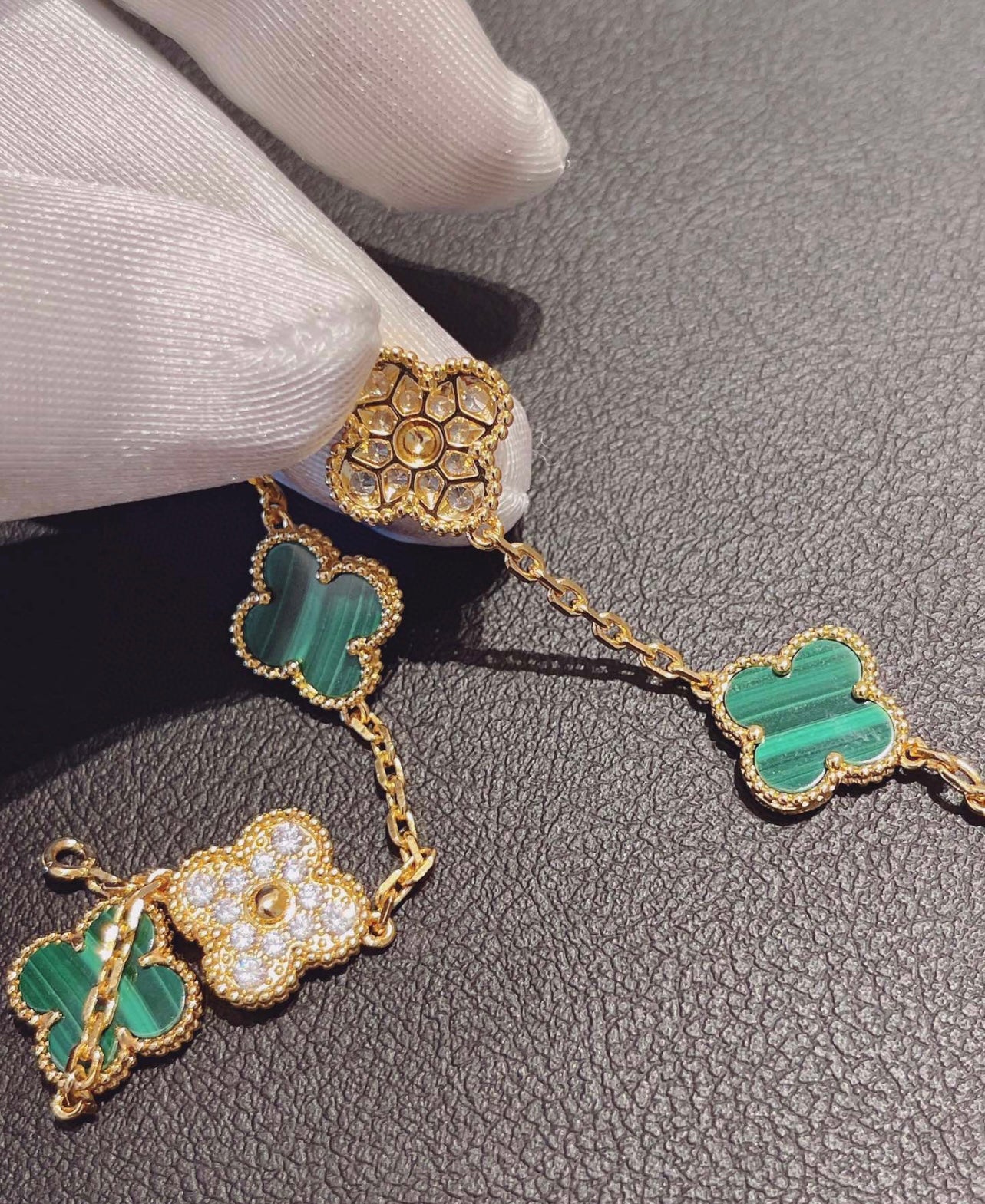 צמיד תלתן בגוון זהב עם 5 תלתנים בגוון ירוק ומשובץ זירקונים נוצצים