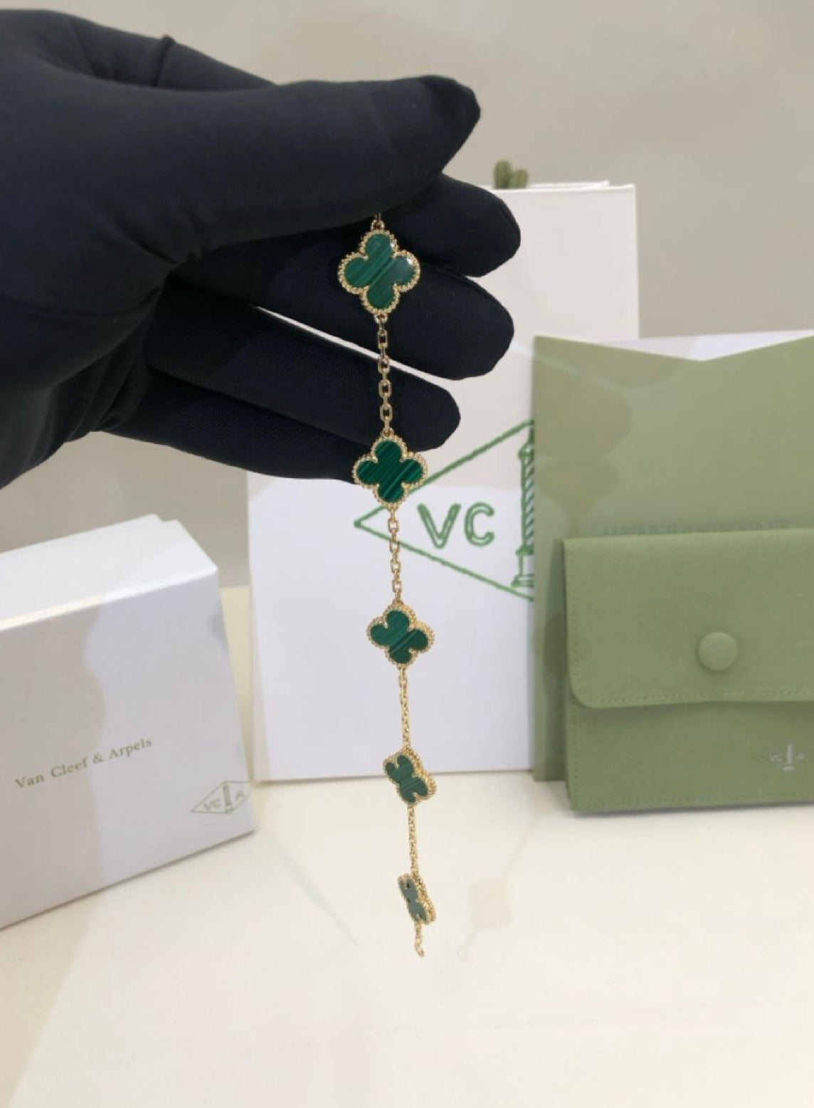 Bracelet trèfle doré avec 5 trèfles verts — JEWELLUXE™