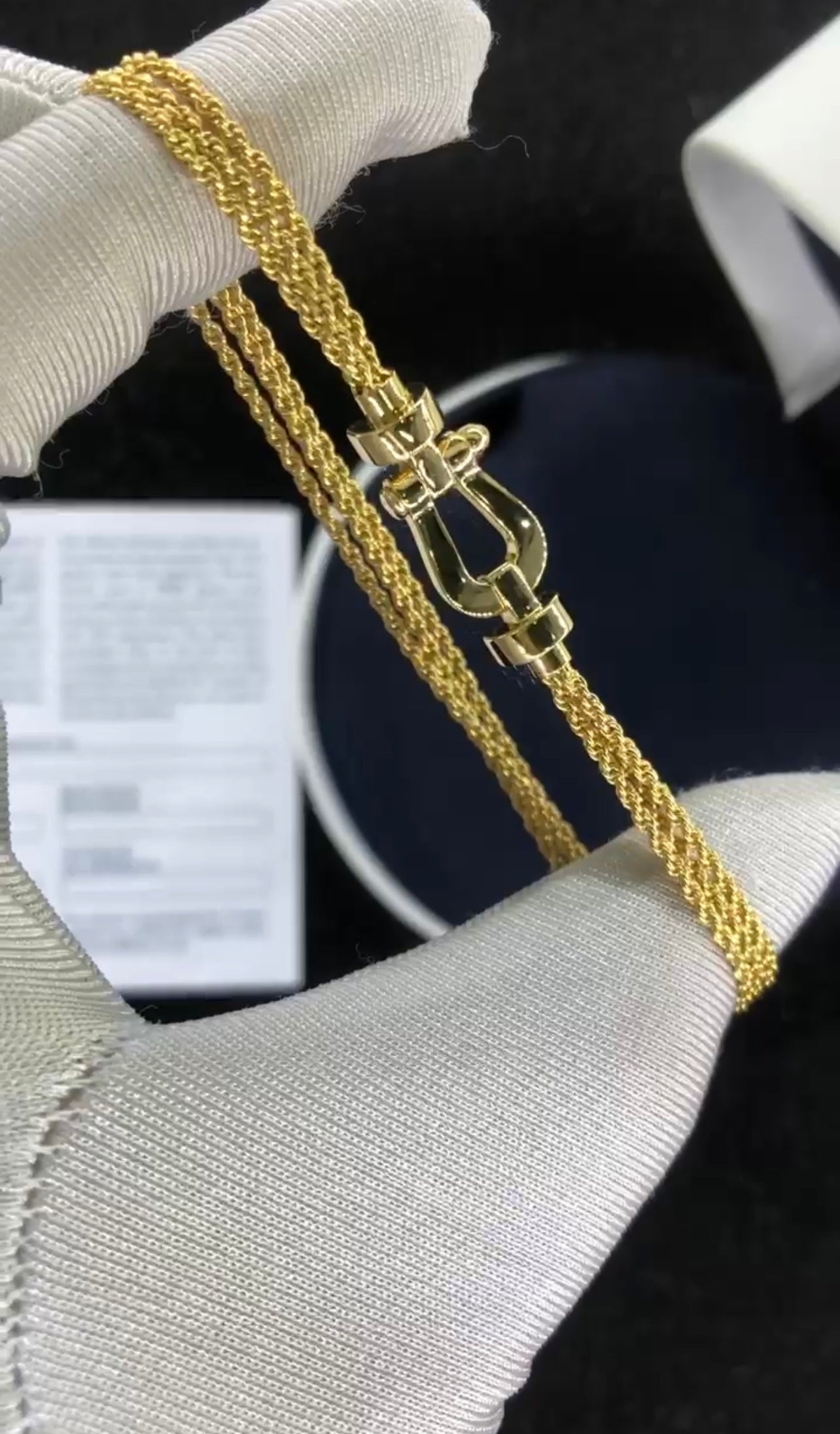 צמיד יוקרתי עם רצועת שרשרת בגוון זהב ואבזם בגוון זהב מבריק