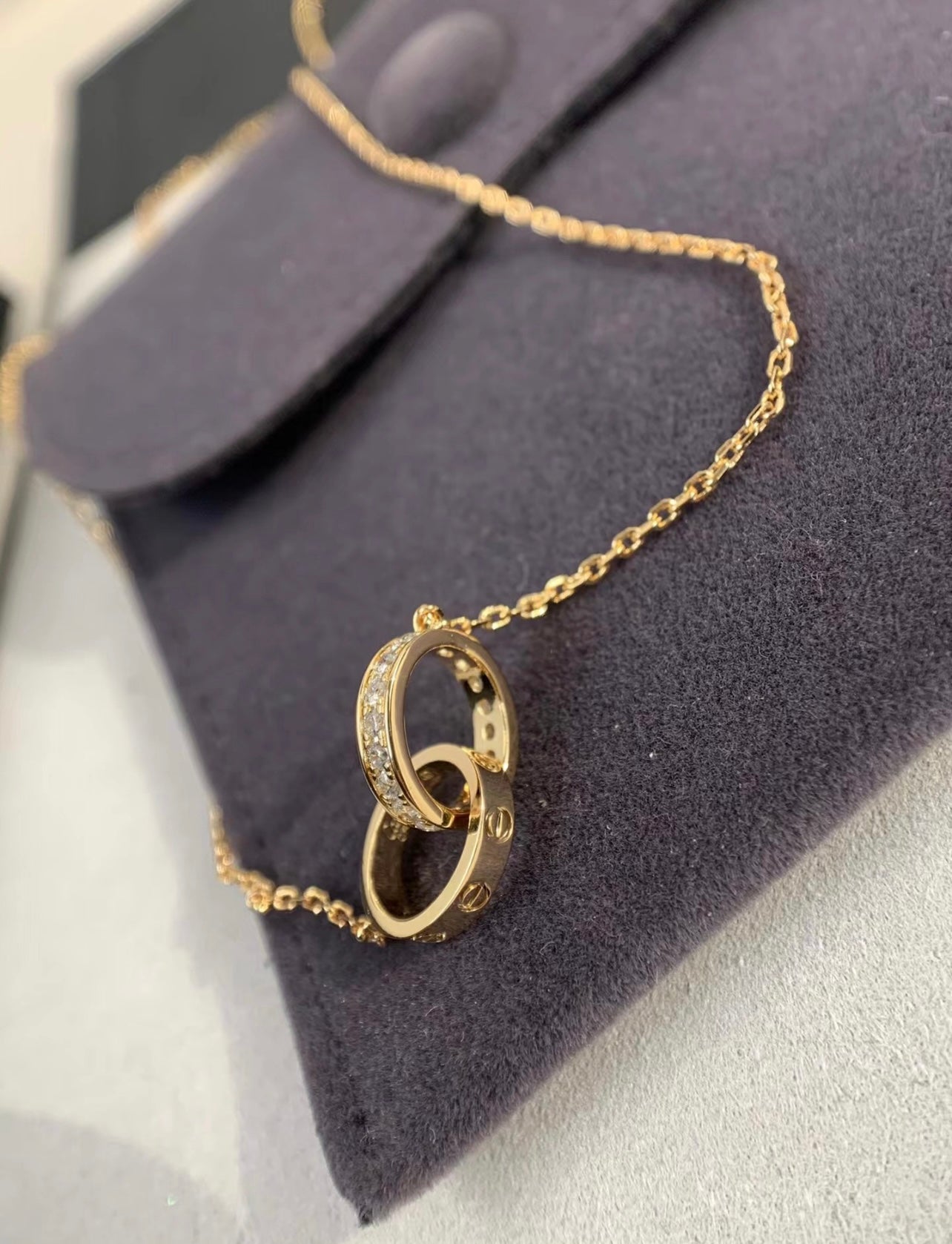 שרשרת אלגנטית בגוון זהב אלגנטיות על-זמנית