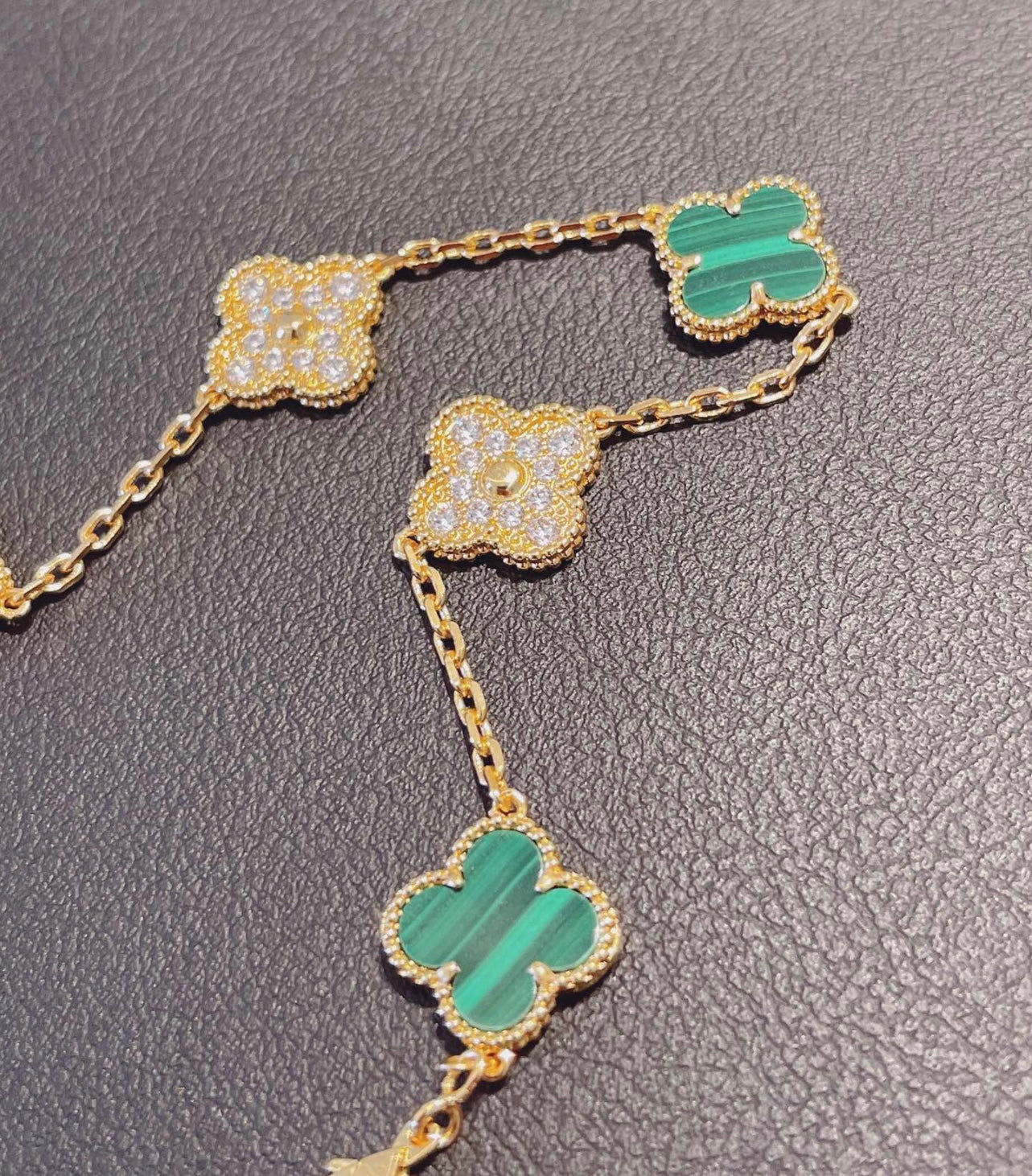 Kleeblatt-Armband mit 5 grünen Kleeblättern.