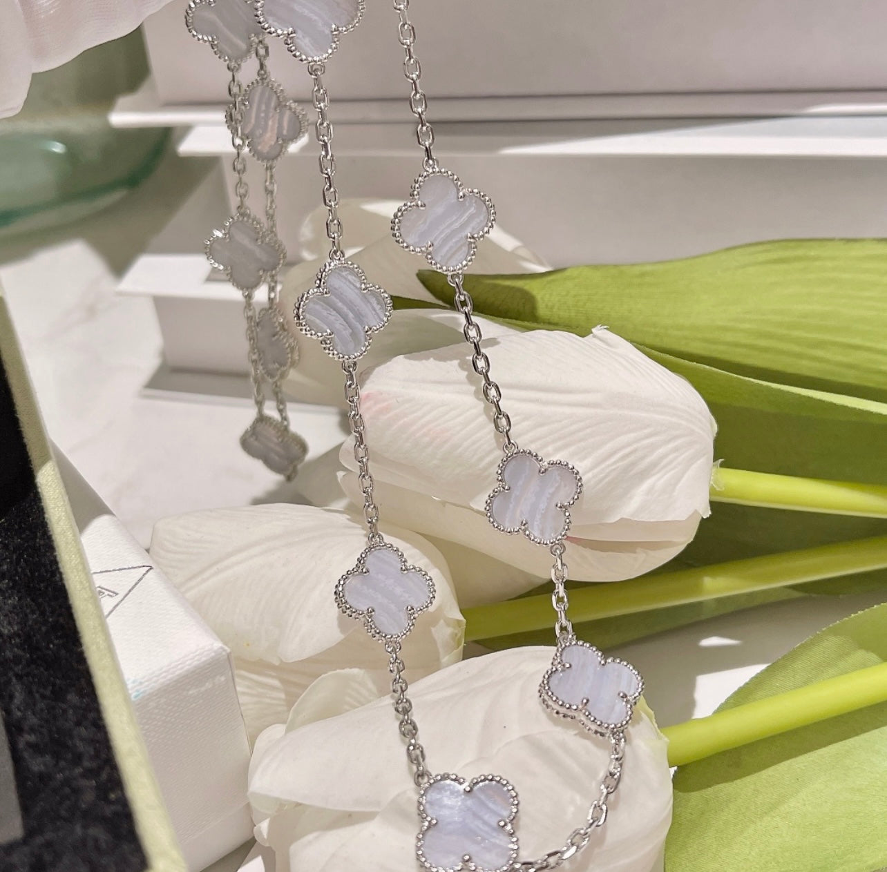 שרשרת 20 תלתנים צבע כסוף עם תליון תלתן תכלת