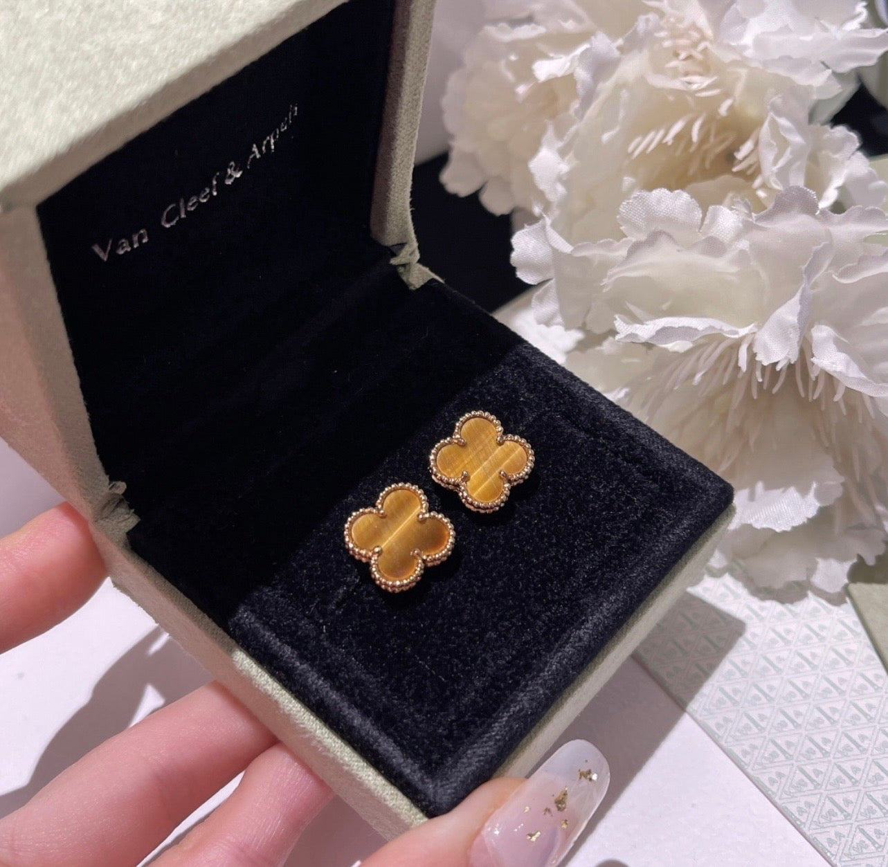 עגילי תלתן בגוון חום – אלגנטיות קלאסית