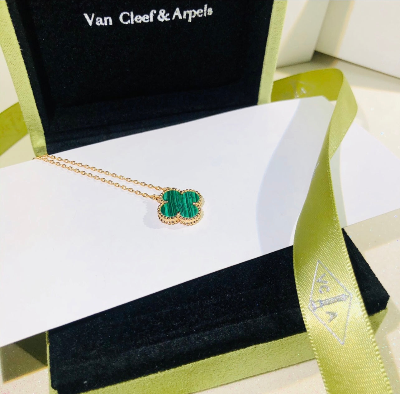 שרשרת תלתן בגוון זהב עם תליון תלתן בגוון ירוק