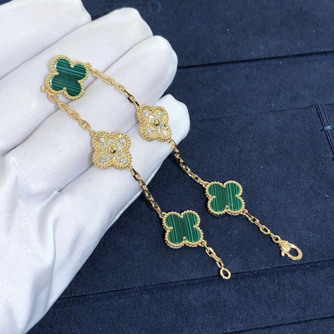 צמיד עם תליוני תלתן ירוק ותלתן משובץ זירקונים בציפוי זהב צהוב 18 קראט - Jewelluxe