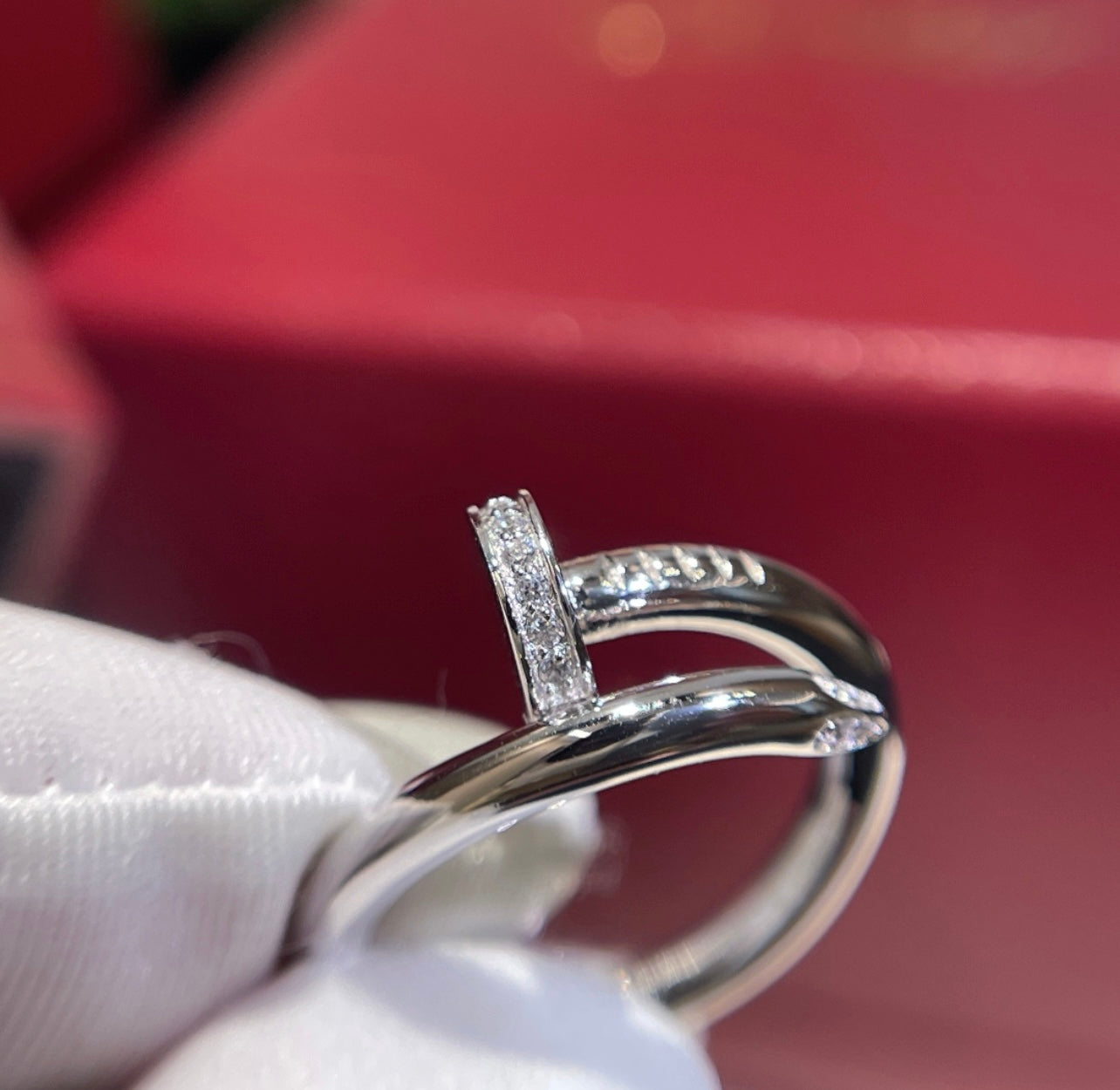 טבעת אלגנטית מסמר בגוון כסף משובצת חצי זירקונים נוצצים