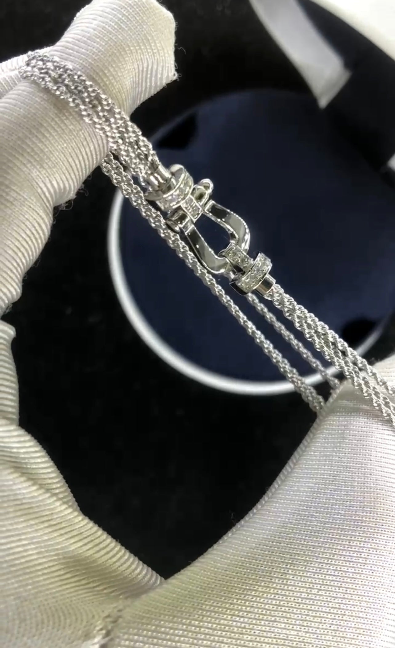 צמיד יוקרתי עם רצועת שרשרת כסופה ואבזם בגוון כסף משובץ חצי זירקונים