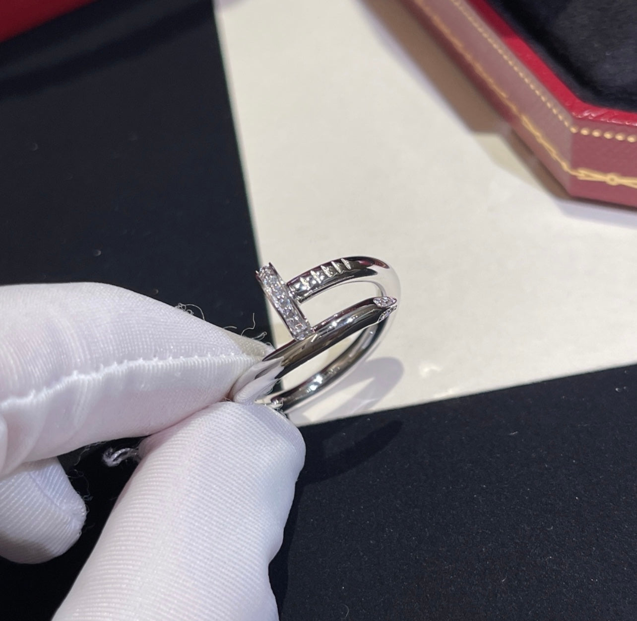 טבעת אלגנטית מסמר בגוון כסף משובצת חצי זירקונים נוצצים