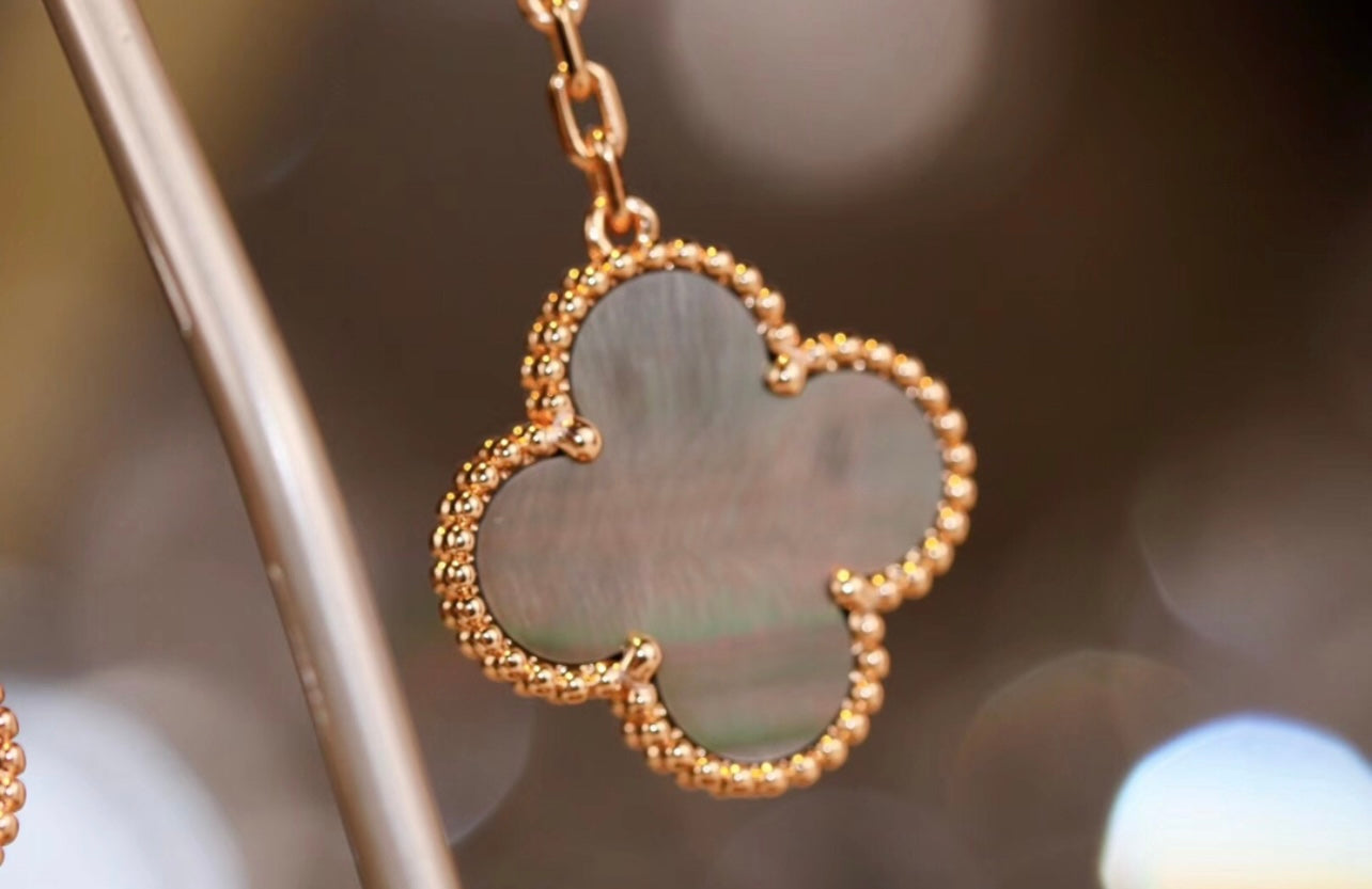 עגילי תלייה עם שני תלתנים צבע ורוד – זוהר ואלגנטיות בכל הופעה