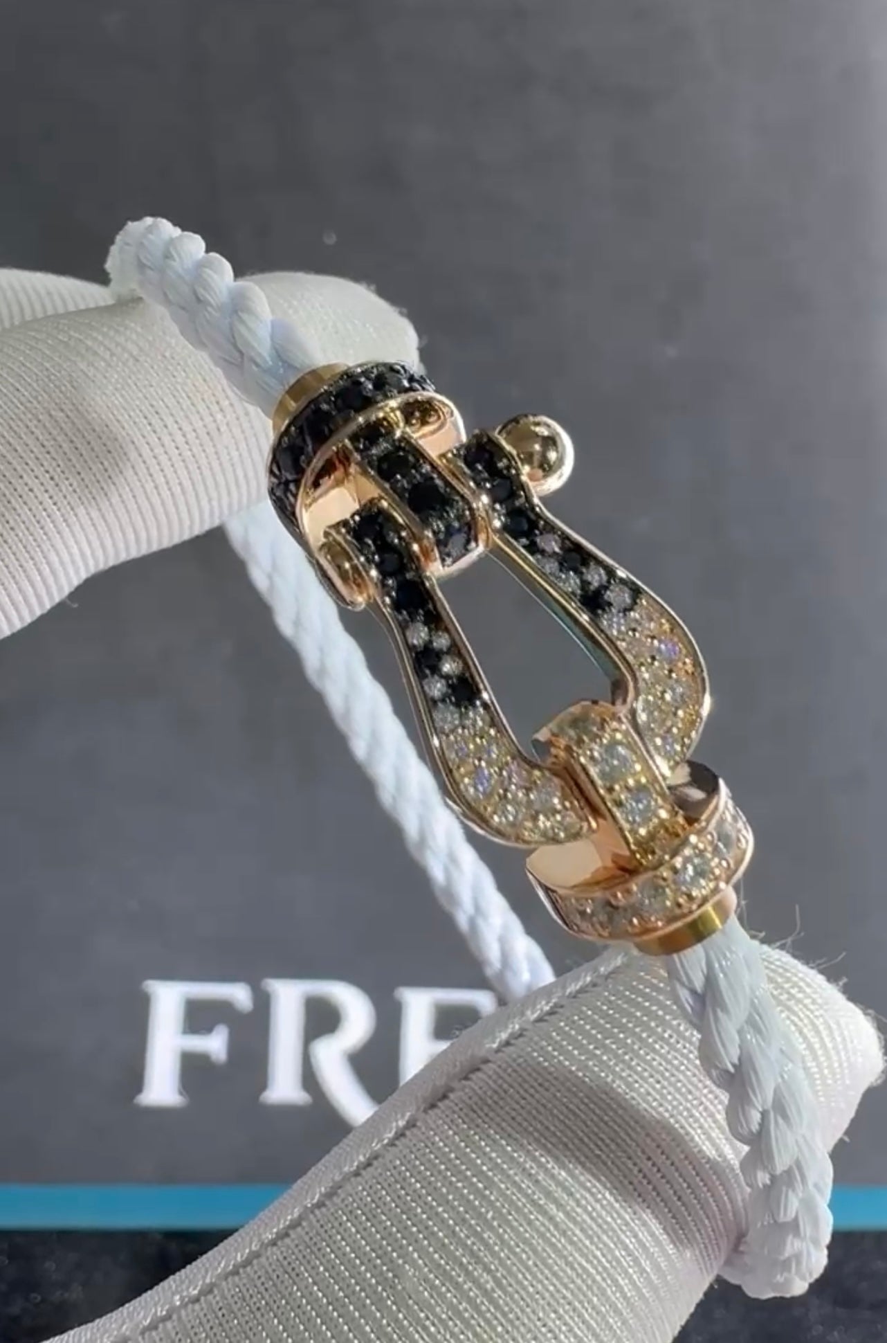 Bracelet de luxe avec un cordon blanc et un fermoir rose-doré incrusté de zircons noirs et blancs — JEWELLUXE™