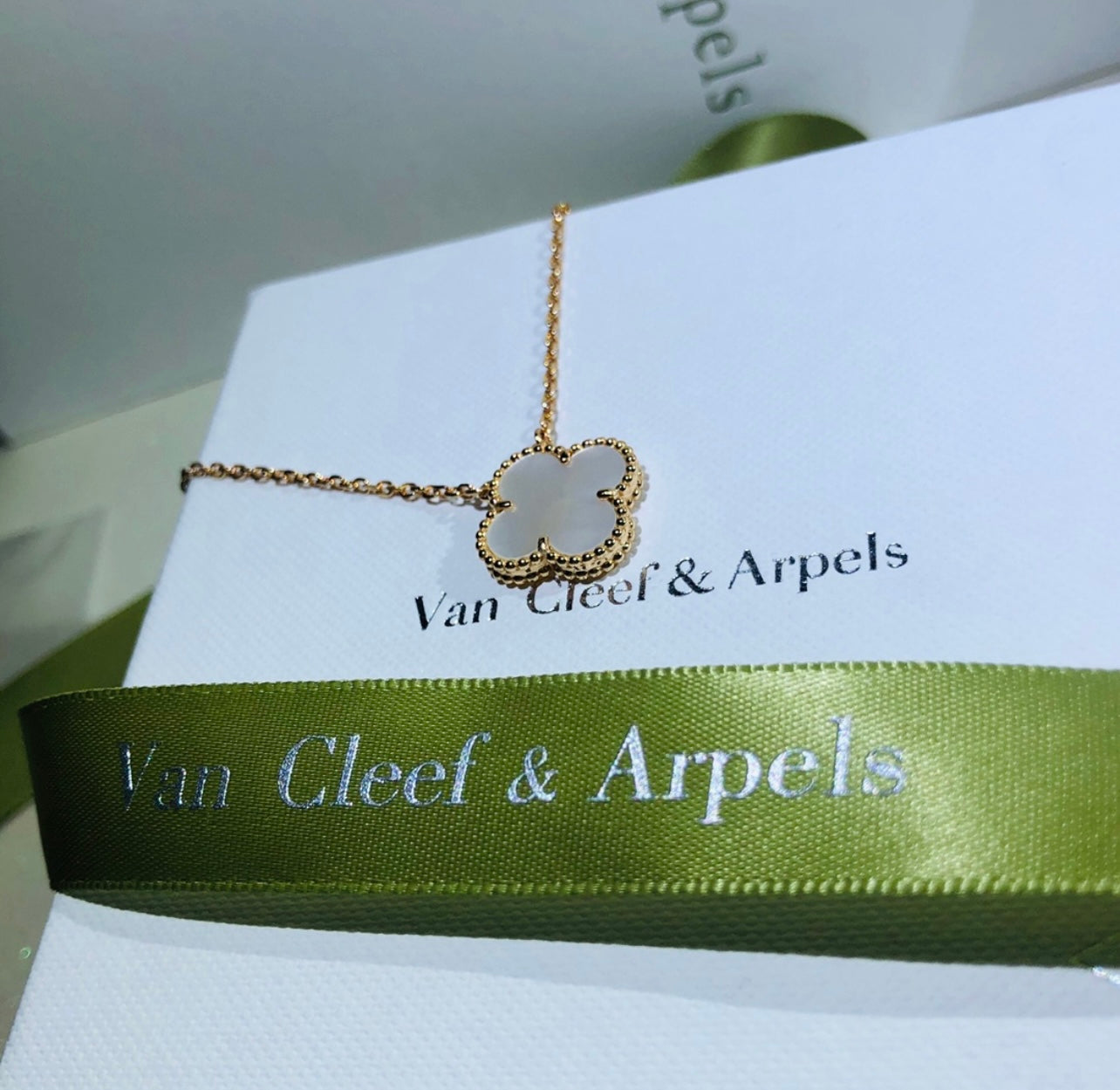 שרשרת תלתן בגוון זהב עם תליון תלתן בגוון לבן