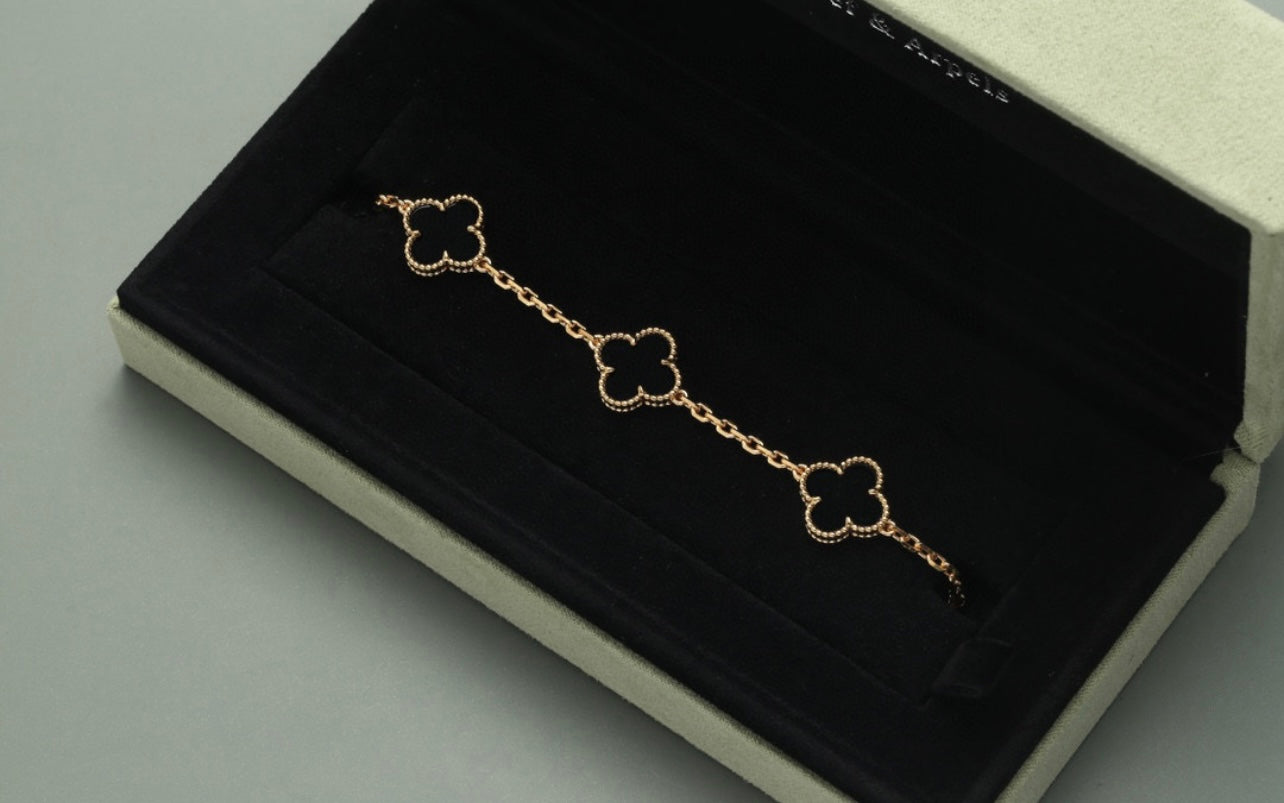 צמיד תלתן בגוון זהב עם 5 תלתנים בגוון שחור