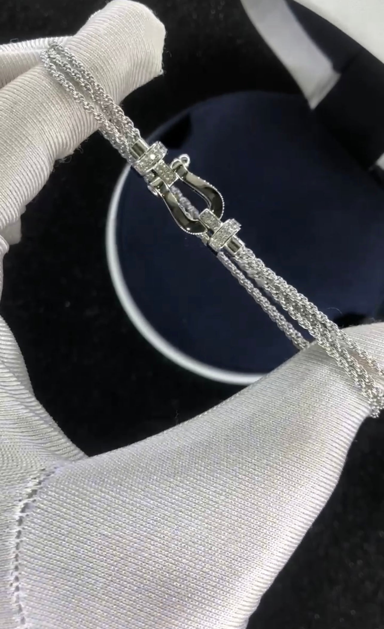 צמיד יוקרתי עם רצועת שרשרת כסופה ואבזם בגוון כסף משובץ חצי זירקונים