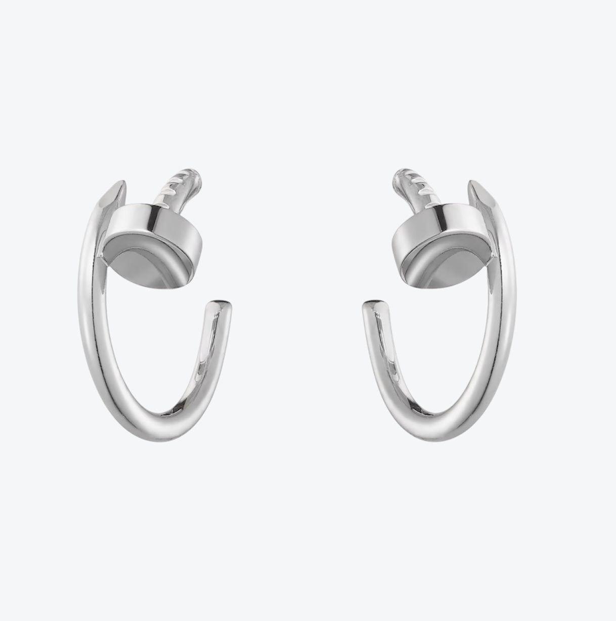 עגילים אלגנטים מסמר בגוון כסף מבריק