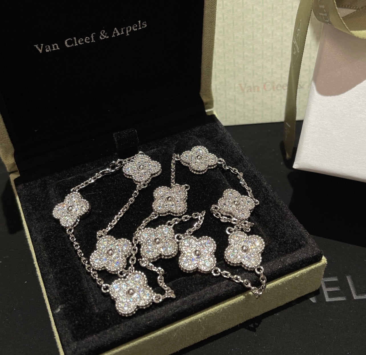 שרשרת 10 תלתנים בגוון כסף עם תליון תלתן בגוון כסף ומשובץ זירקונים נוצצים