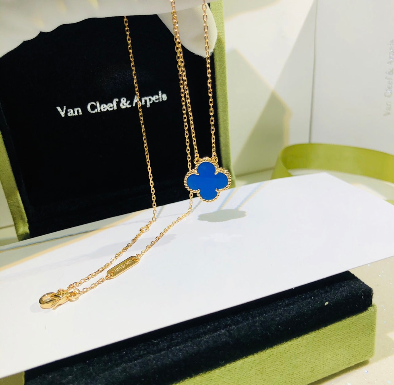 שרשרת תלתן בגוון זהב עם תליון תלתן בגוון כחול