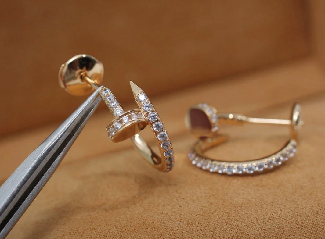 עגילים אלגנטים מסמר בגוון זהב ורוד משובץ זירקונים נוצצים