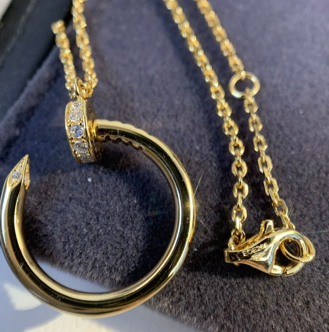 שרשרת רומנטיקה מסמר בגוון זהב משובץ זירקונים נוצצים