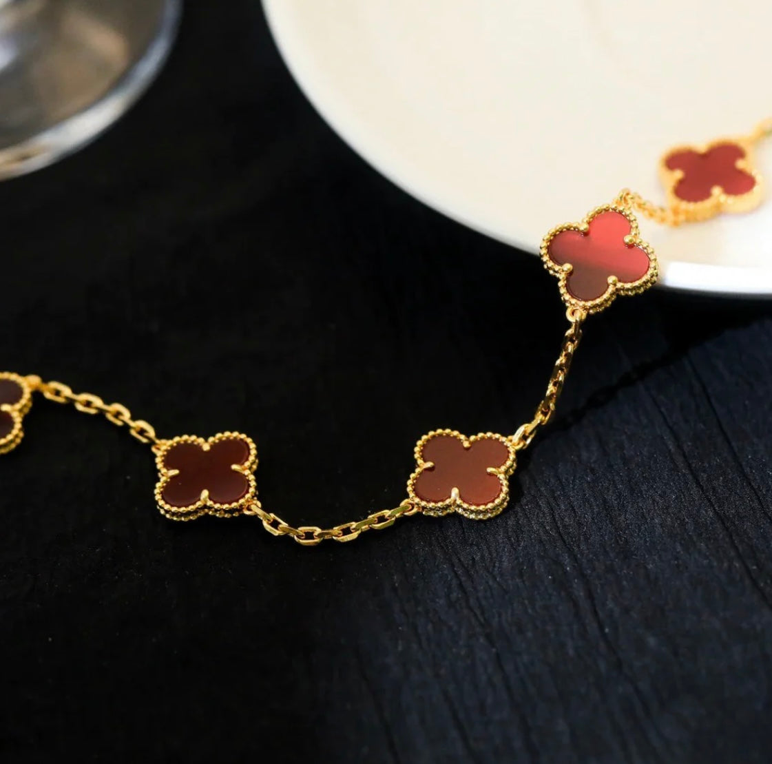 Dreiblatt-Armband mit 5 roten Kleeblättern