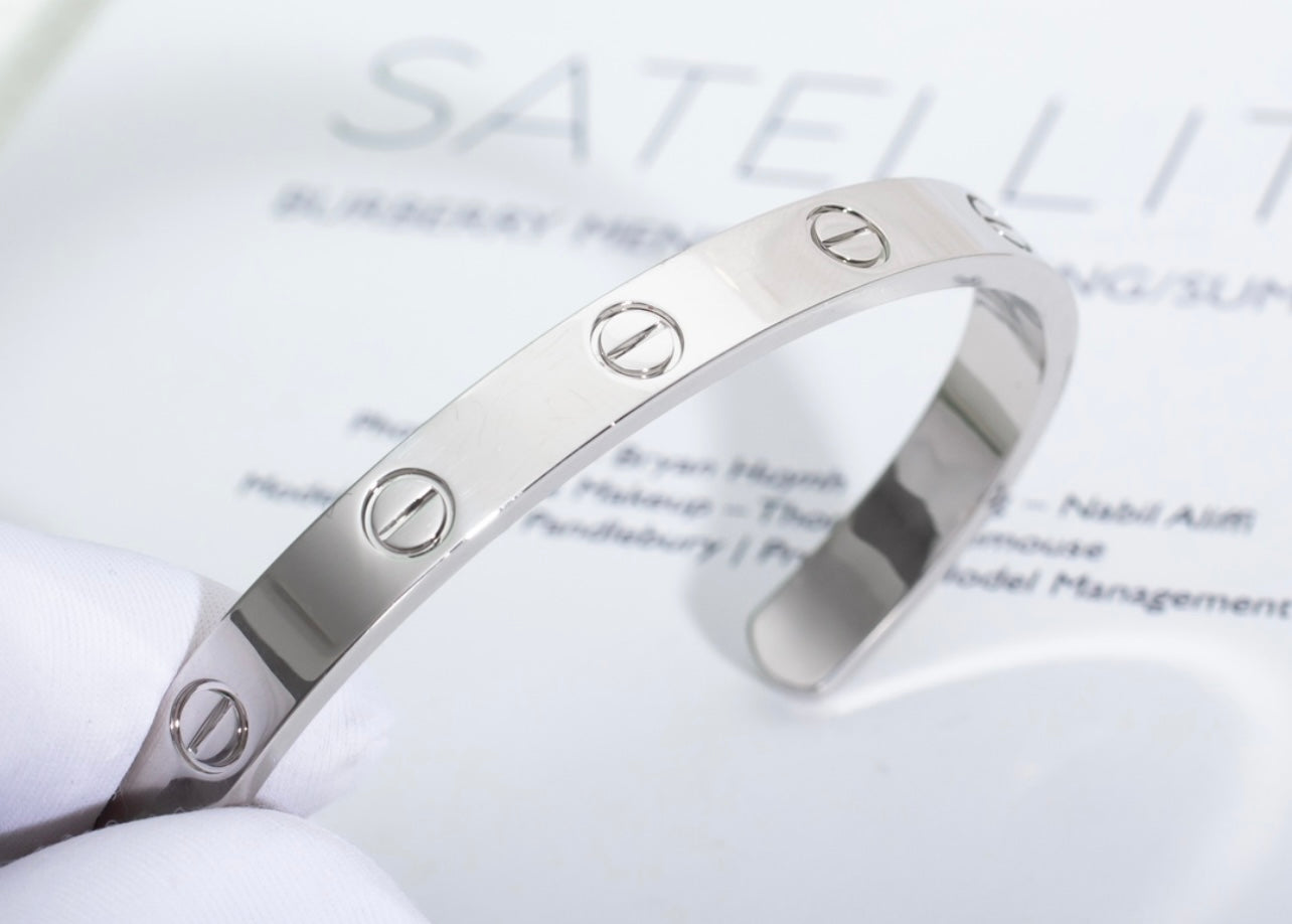 צמיד אלגנטי פתוח בגוון כסף מבריק