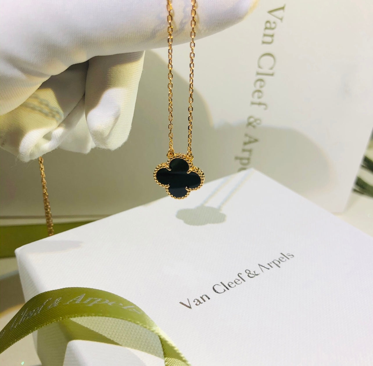 Halskette mit Kleeblatt-Anhänger in Schwarz