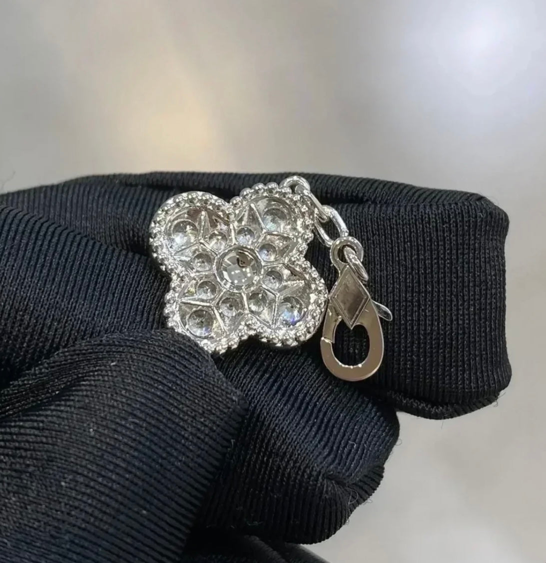 צמיד תלתן בגוון כסף עם 5 תלתנים בגוון כסף ומשובץ זירקונים נוצצים