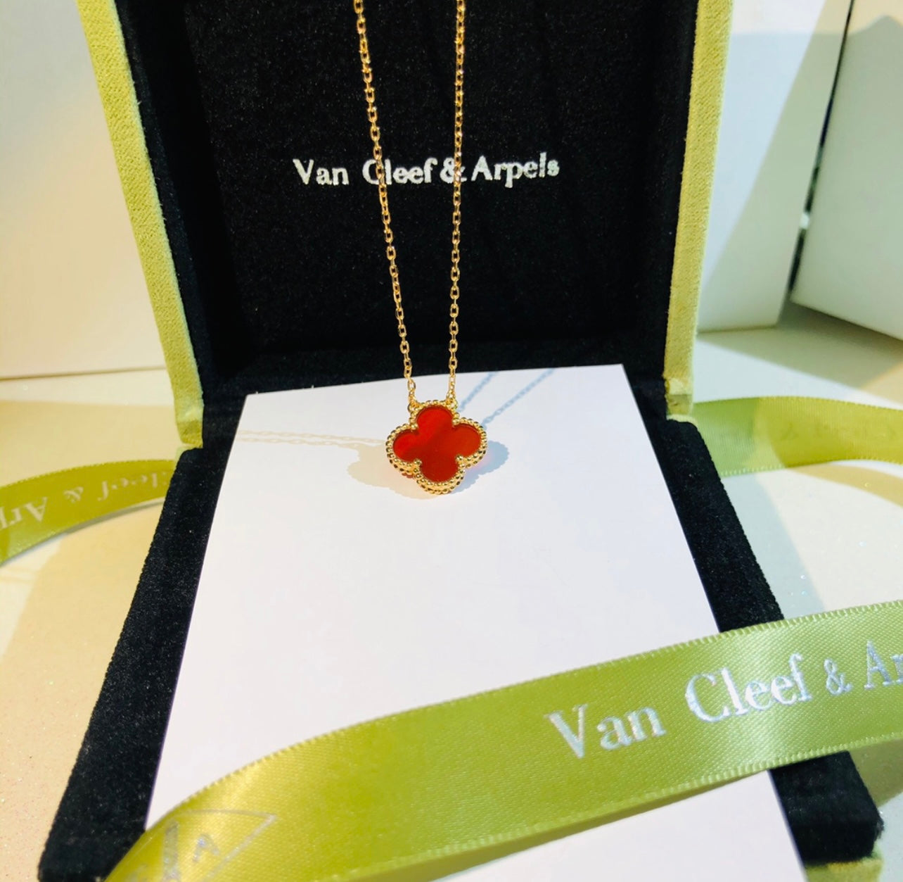 Halskette mit Kleeblatt-Anhänger in Rot