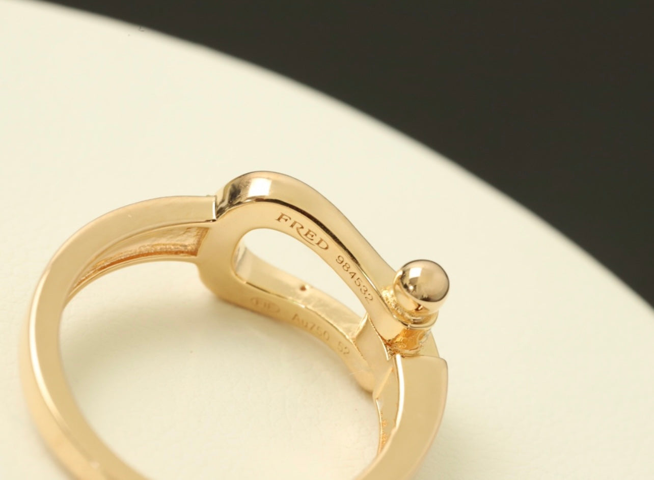 טבעת יוקרתית בגוון זהב – משובצת זירקונים מנצנצים