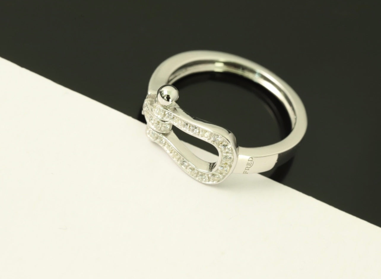 טבעת יוקרתית בגוון כסף – משובצת זירקונים מנצנצים