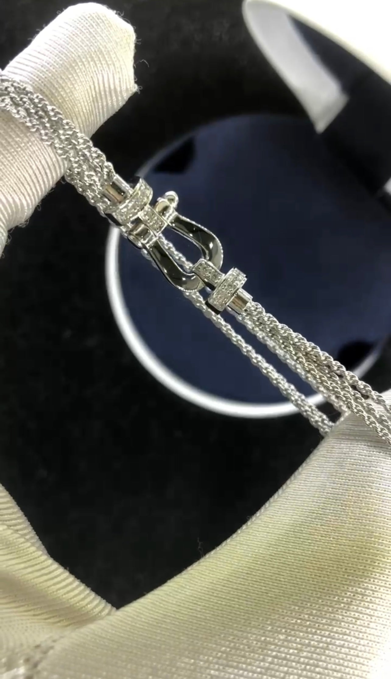 צמיד יוקרתי עם רצועת שרשרת כסופה ואבזם בגוון כסף משובץ חצי זירקונים