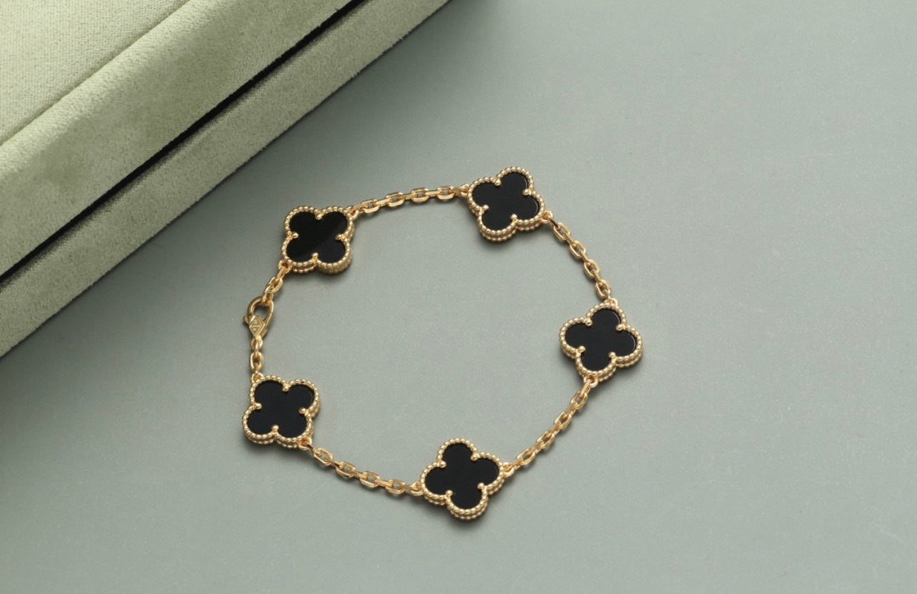 Dreiblatt-Armband mit 5 schwarzen Kleeblättern