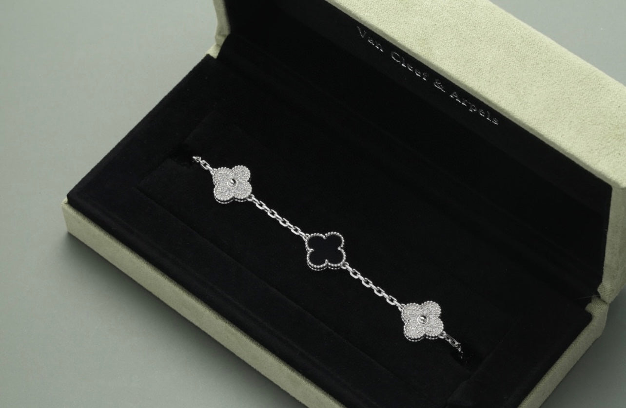 Kleeblatt-Armband mit 5 schwarzen Kleeblättern.