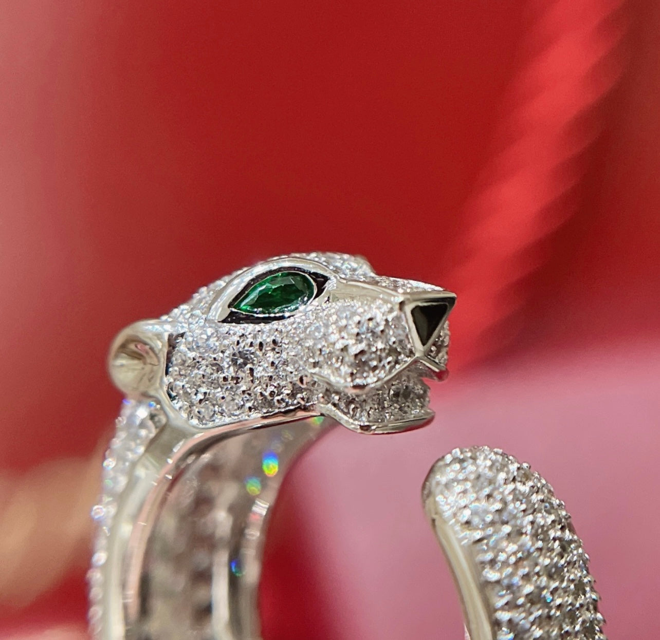 טבעת אלגנטית פנתר בגוון כסף משובצת זרקונים נוצצים