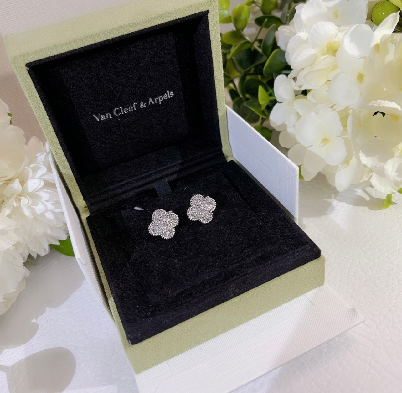 עגילי תלתן בגוון כסף משובץ זירקונים – אלגנטיות קלאסית