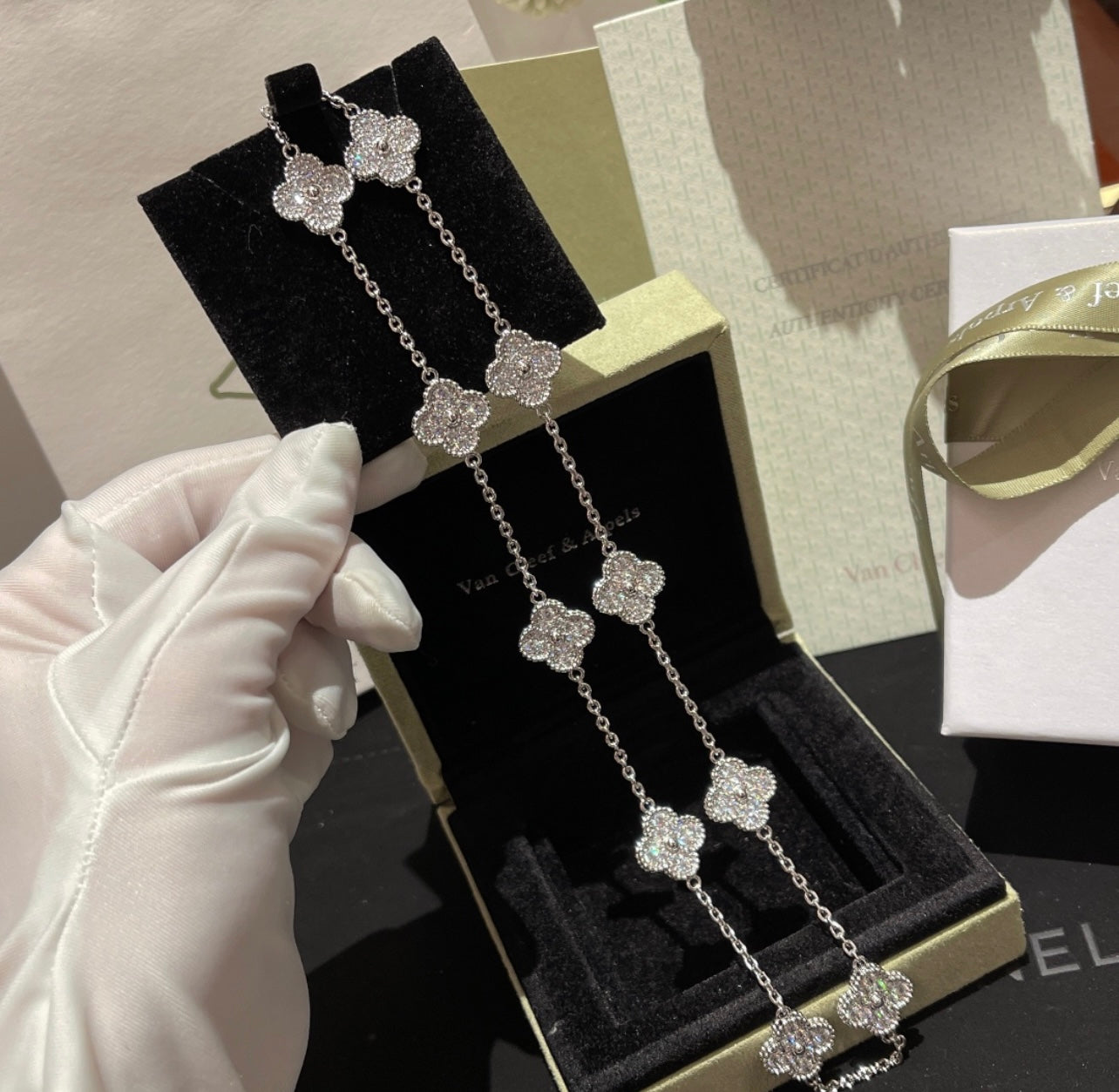 שרשרת 10 תלתנים בגוון כסף עם תליון תלתן בגוון כסף ומשובץ זירקונים נוצצים