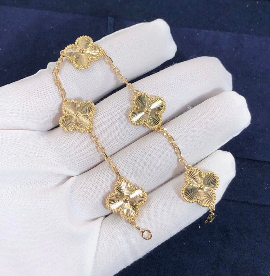 הפכי כל הופעה ליוקרתית עם צמיד תלתן מציפוי זהב צהוב 18 קראט. - Jewelluxe