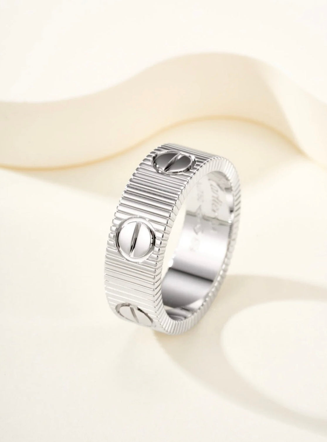 טבעת אלגנטית בגוון כסף מבריק בעיצוב יוקרתי