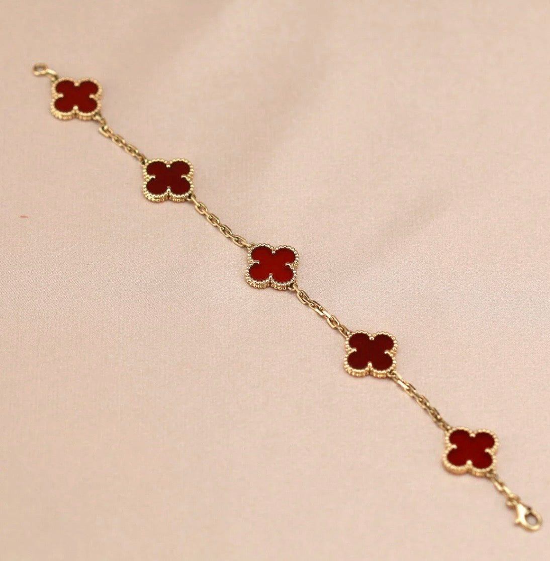 Dreiblatt-Armband mit 5 roten Kleeblättern