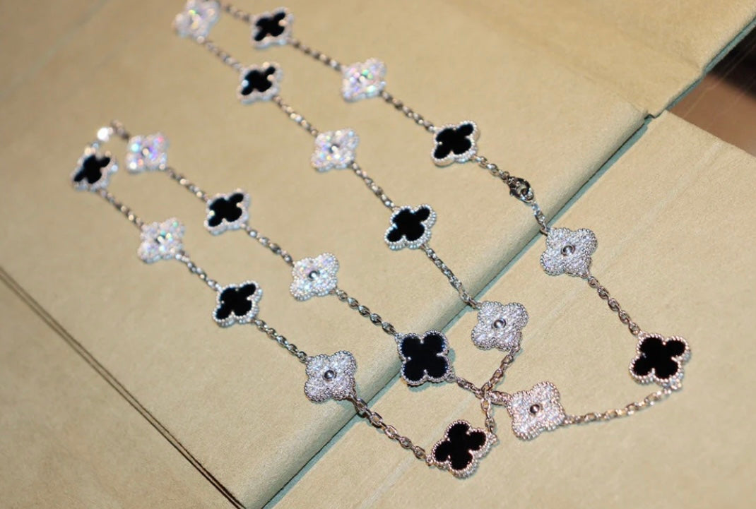 שרשרת 20 תלתנים בגוון זהב ורוד עם תליון תלתן בגוון אפור משובץ זירקונים נוצצים