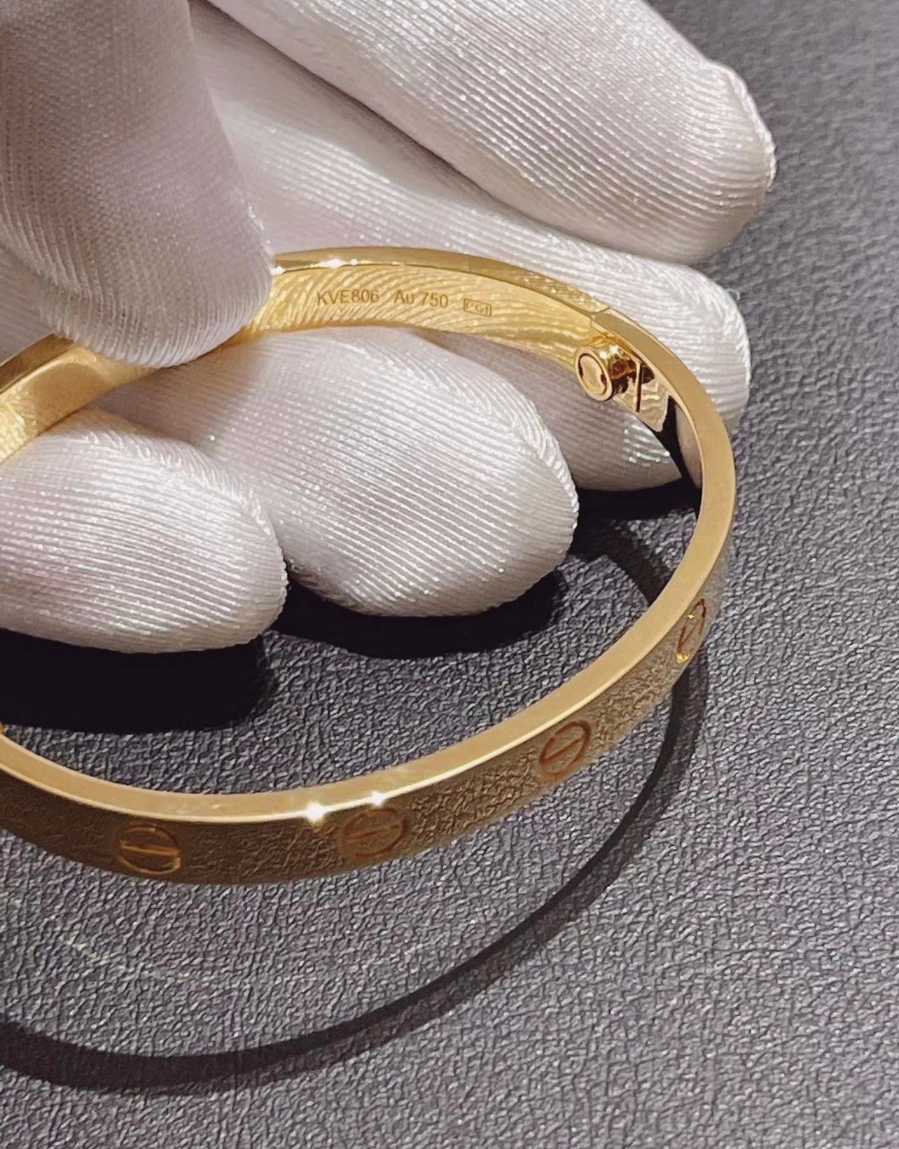 צמיד אלגנטי בגוון זהב אלגנטיות על-זמנית