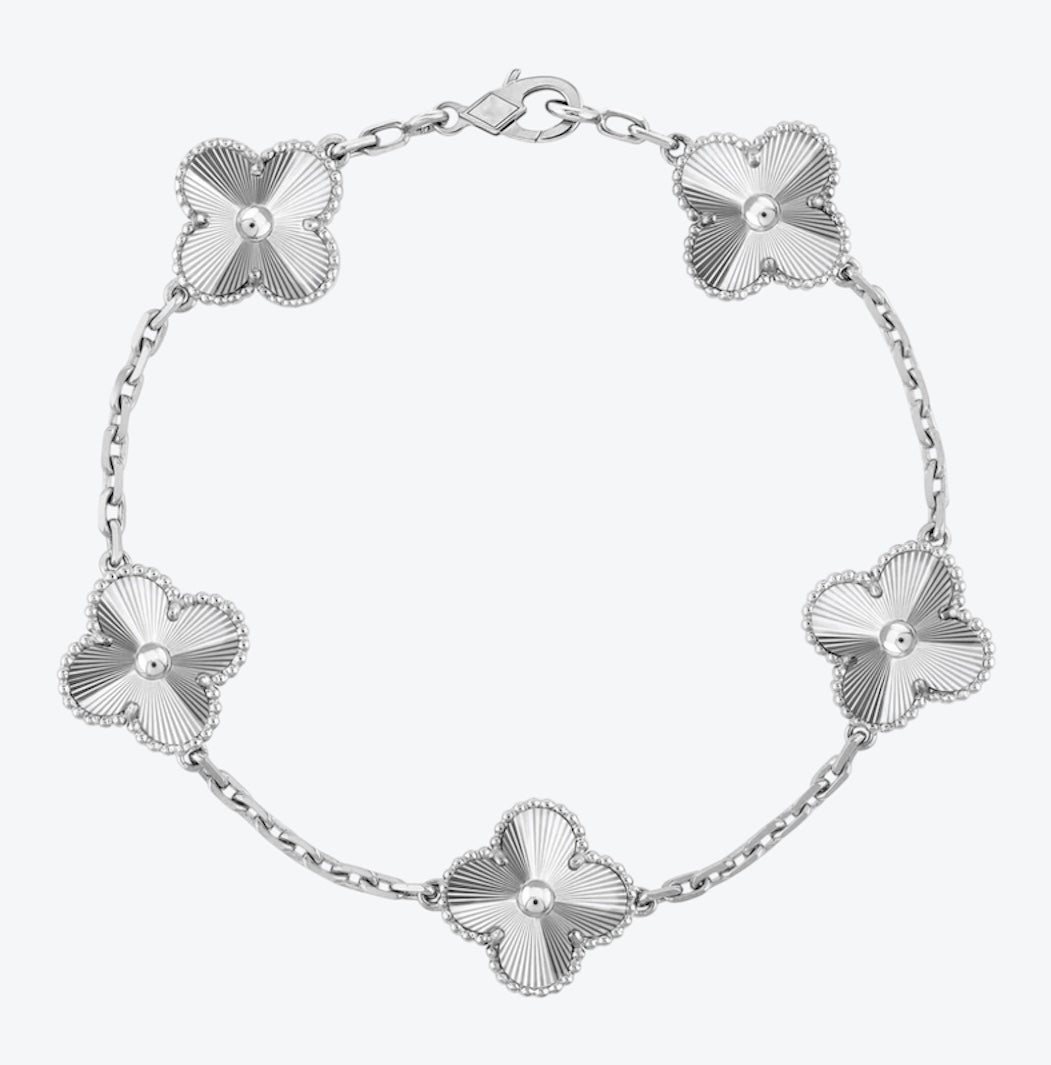 צמיד תלתן בגוון כסף עם 5 תלתנים בגוון כסף