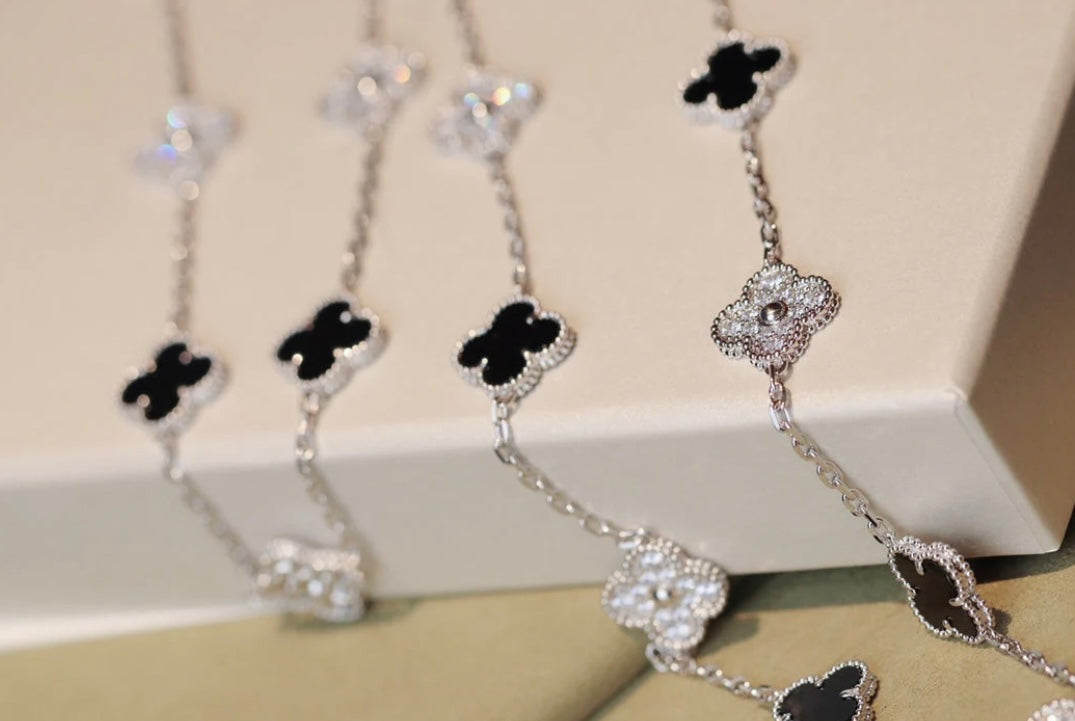 שרשרת 20 תלתנים בגוון זהב ורוד עם תליון תלתן בגוון אפור משובץ זירקונים נוצצים