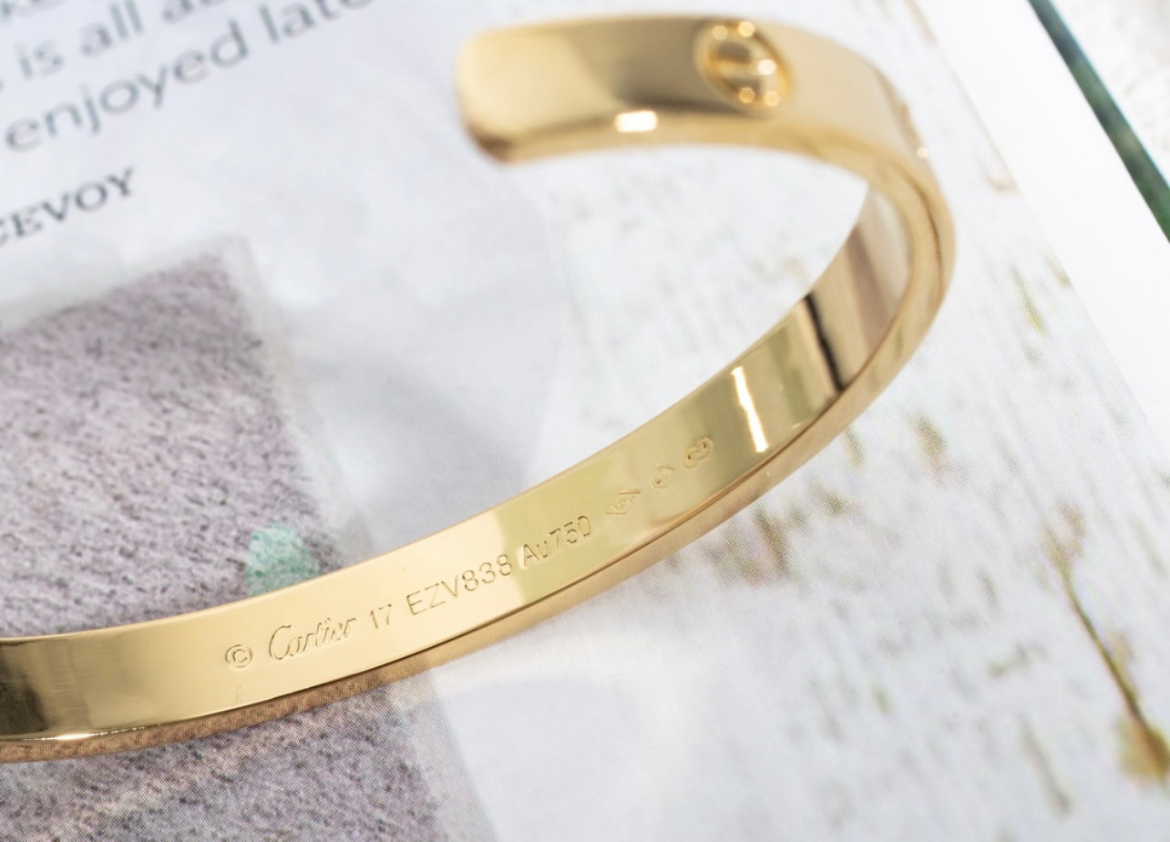 צמיד אלגנטי פתוח בגוון זהב מבריק